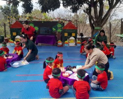 LÀM ĐỒ DÙNG, ĐỒ CHƠI TỪ NGUYÊN LIỆU SẴN CÓ TRONG TRƯỜNG MẦM NON – ĐIỂM TRƯỜNG TÀ TÉ